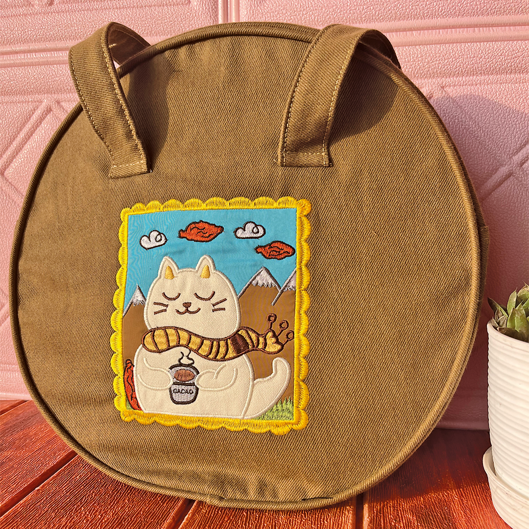 Circular totebag: "Cat in the mountain"