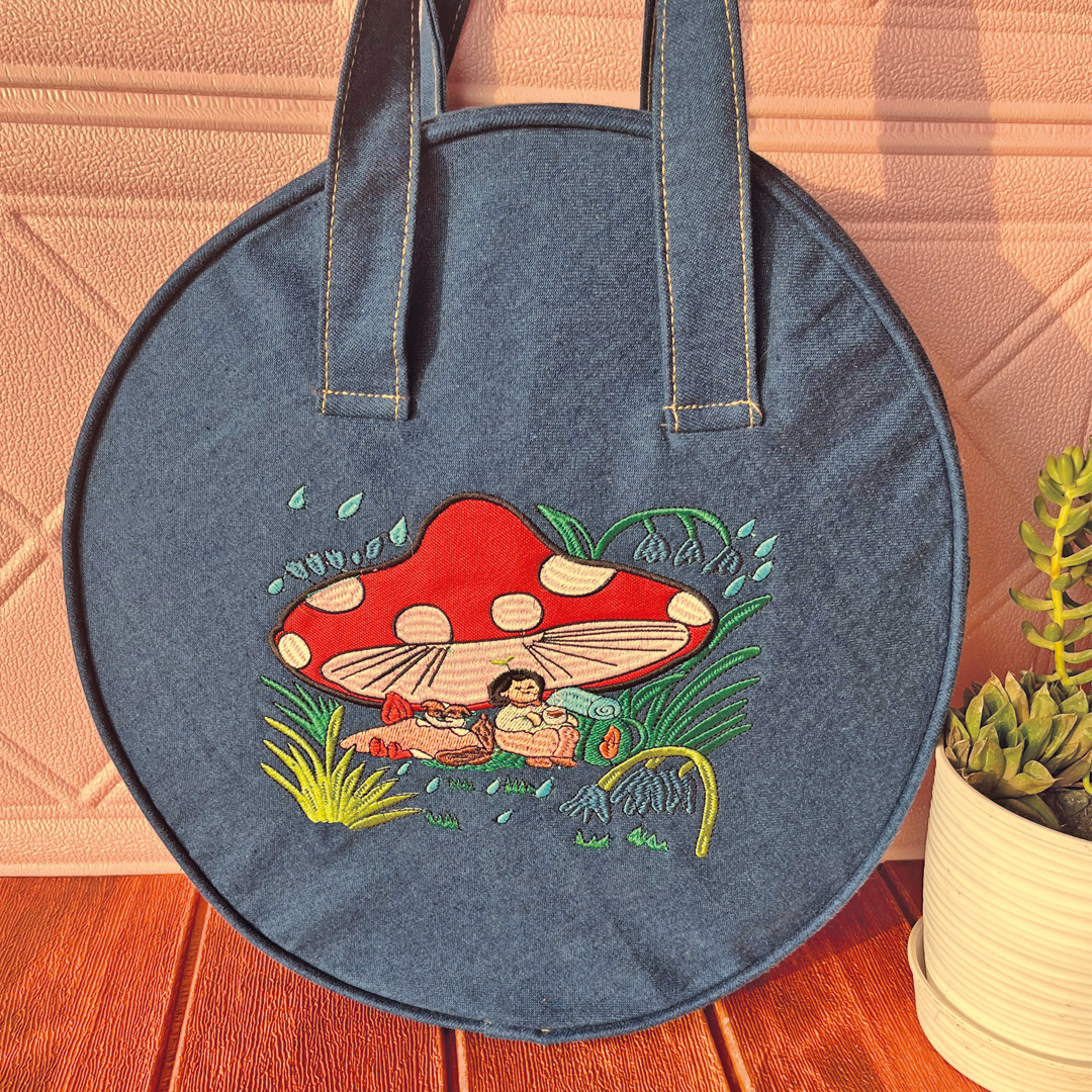 Circular totebag: "Magic Mushroom"